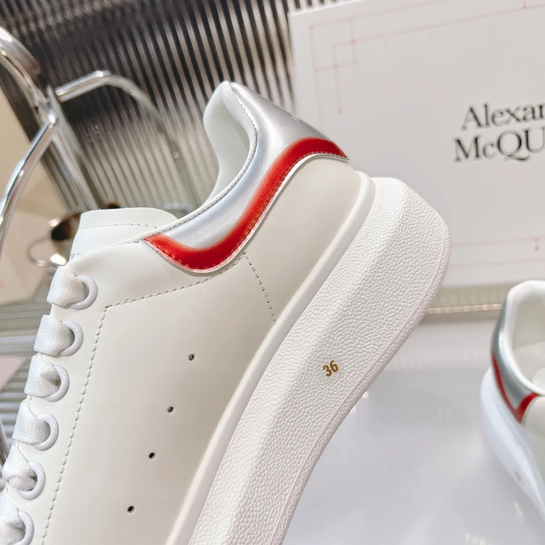 👟👟Ex-factory price 440👟👟 Men's size +10 (high version + 60 men's size plus 10) The latest addition to the counter is the top high-end version of Alexander McQueen·Alexander McQueen 2023 new wide sports shoes, white shoes and casual shoes👟New colors! The rear tail is really unique and pretty, I love it at first sight! 😍Top version! 👍🏻I won’t introduce too much about the style of this shoe. It will never go out of style year after year in spring, summer, autumn and winter. It is a super versatile style and has always been in hot demand. 🔸Upper: original custom-made latest silk cowhide 🔸Inner lining: cowhide foot pads + top-grade highly breathable mesh ��Outsole: the latest original open mold one-to-one precision mold PU vacuum outsole 🔸Female model 34-41 (customized at 34.40.41) 🔸Men's model 38-45 (customized at 38 45)